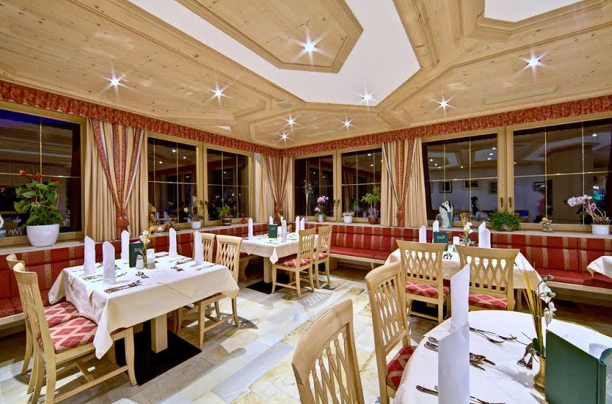 Hotel Zum Gruenen Tor Тукс Экстерьер фото