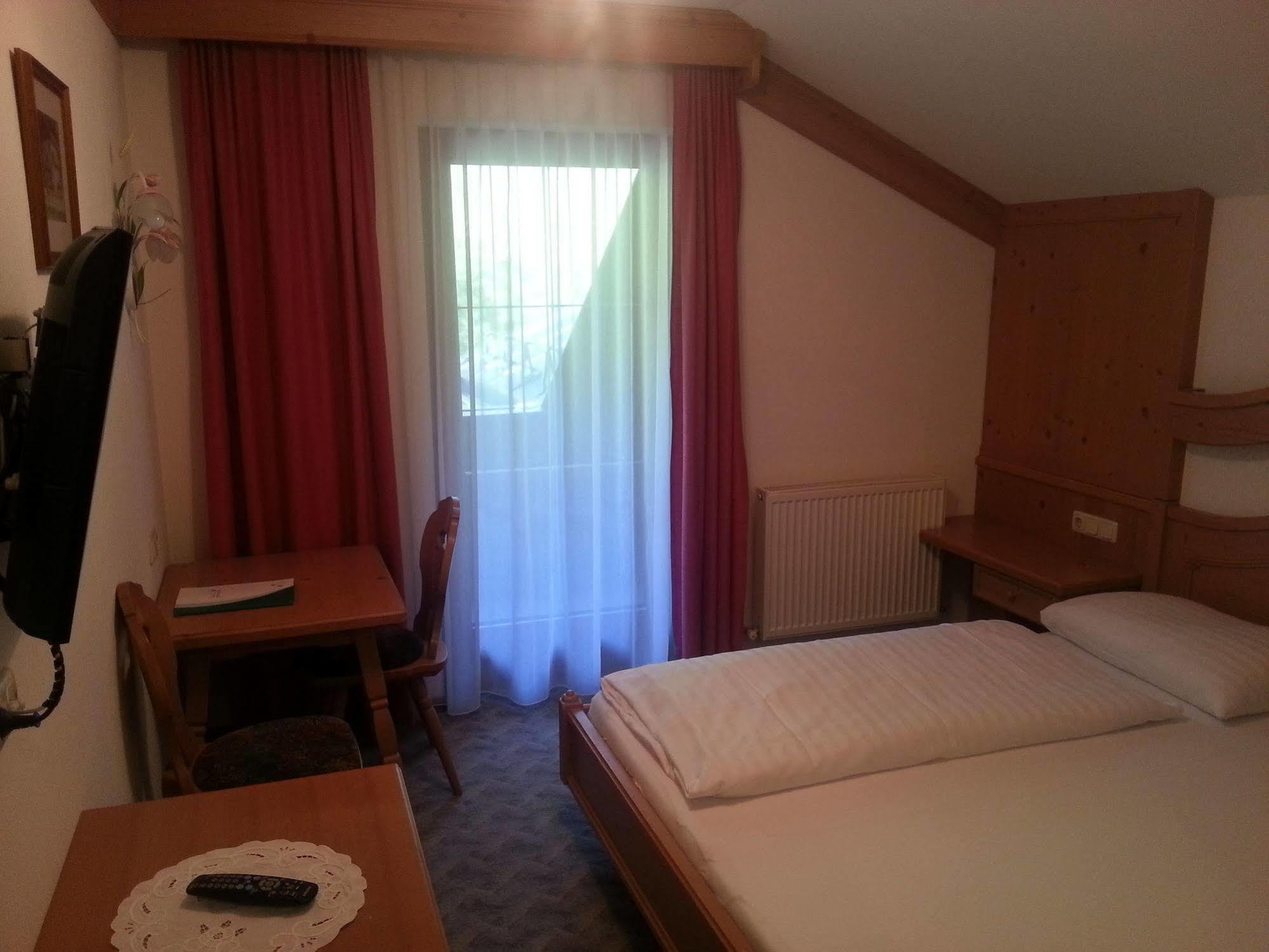 Hotel Zum Gruenen Tor Тукс Экстерьер фото