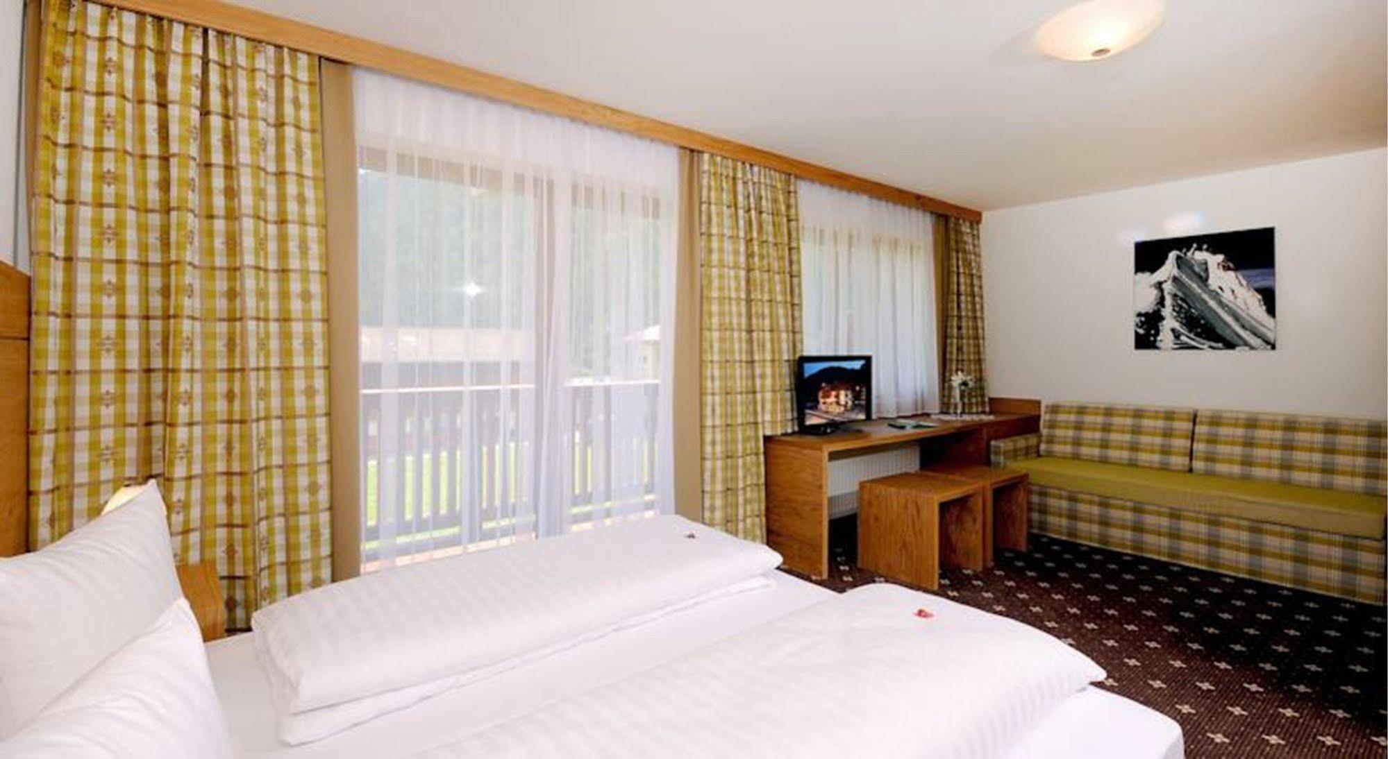 Hotel Zum Gruenen Tor Тукс Экстерьер фото