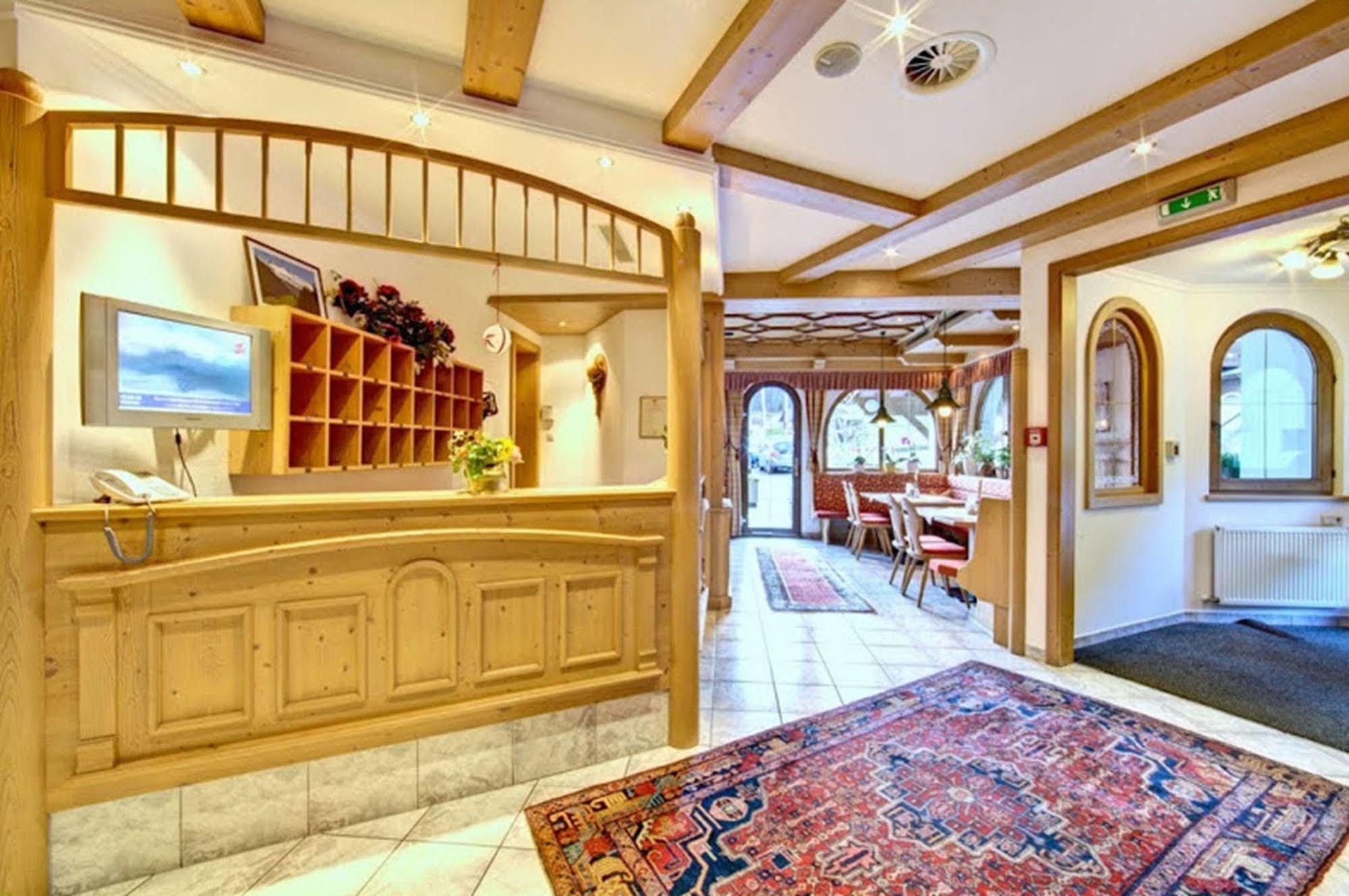 Hotel Zum Gruenen Tor Тукс Экстерьер фото