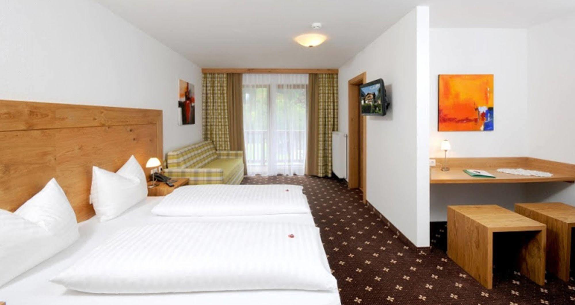 Hotel Zum Gruenen Tor Тукс Экстерьер фото